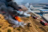 Alaşehir'de ot yangını otogar ve LNG tankına yaklaşınca bölgede alarm verildi