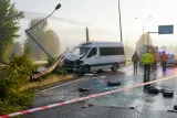 Amasya Taşova'da Minibüs Refüjdeki Ağaç ve Direğe Çarptı: 4 Kişi Yaralandı