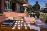 Bafra'da uyuşturucu operasyonu: Metamfetamin ve 43 bin 150 lira ele geçirildi