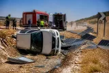 Birecik'te Almanya plakalı otomobil şarampole devrildi: 3 yaralı