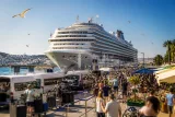 Bodrum Limanı'na 335 metrelik Aroya kruvaziyeri demir attı