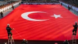 Bulancak’ta Cumhuriyet Meydanı’na asılan 962,5 m²’lik dev bayrak törene damga vurdu