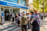 Edirne'de sosyal yardım ödemelerinin Halkbank'a geçirilmesi banka önünde yoğunluğa yol açtı