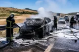 Ergani yolunda seyir halindeki SUV araç motor yangınıyla kullanılamaz hale geldi