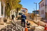 Eşme’de yol bakımı ve parke döşeme çalışmaları ilçe genelinde sürüyor