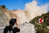 Geyve Boğazı'nda yol kenarına yakın taş ocağı patlatmaları endişe yarattı
