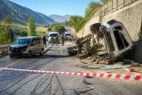 Hakkari Şemdinli'de iki aracın çarpışması sonucu istinat duvarından düşen araç: 3 yaralı