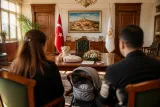 İdil Ayşe’nin Valilik Ziyareti: Tedavi Sürecine Destek ve Dayanışma Mesajı
