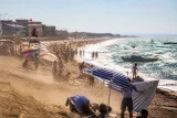 Karasu'da plajlar hafta başında doldu, rüzgar deniz keyfini gölgelendirmiyor