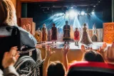 Maltepe'de sahnelenen komedide otizmli oyuncunun performansı ve kapsayıcı gösteri dikkat çekti