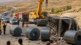 Mardin Nusaybin'de çelik rulo yüklü TIR devrildi; yol güvenliği etkilendi
