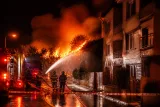 Nazilli'de gece otluk yangını: İtfaiye müdahalesiyle yerleşim alanı kurtarıldı