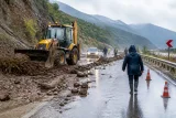 Oltu'da sağanak sele yol açtı, Oltu-Olur yolunda ulaşım kontrollü açıldı