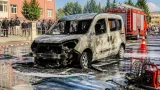 Osmaniye Kadirli'de park halindeki hafif ticari araç yandı