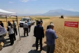 Özalp’te başkan hasat tarlalarında üreticilerle bir araya geldi