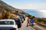 Samandağ yolunda devam eden çalışmalar yüzünden yoğun trafik ve uzun araç kuyrukları