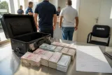 Serik'te ATM'de Unutulan Para Vatandaş Tarafından Zabıtaya Teslim Edildi