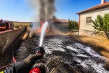 Sivrihisar Kaymaz'da çıkan ot yangını itfaiyenin zamanında müdahalesiyle evlere sıçramadan söndürüldü