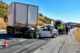 Solhan Yeşilova'da Otomobil Tıra Arkadan Çarptı: Sürücü Yaralandı
