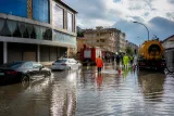 Tavşanlı'da yarım saatlik sağanak cadde ve sokaklarda su baskınına yol açtı