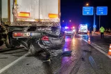 Turhal yolunda gece kazası: Tır dorsesine çarpan otomobilin sürücüsü ağır yaralandı