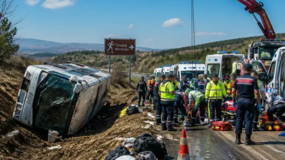 Eskişehir'de yolcu otobüsü şarampole devrildi: 24 kişi yaralandı