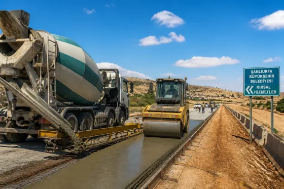 Hilvan bağlantılı 17 kilometrelik grup yolunda beton serimi sürüyor