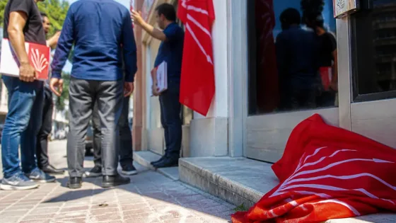 Nazilli'de CHP ilçe binasında devir teslim gerilimi: Yeni yönetim içeri alınamadı