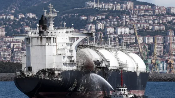 Trabzon Limanı'na yanaşan hasarlı LPG tankeri bölge güvenliğini gündeme taşıdı