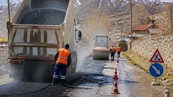 Tuzluca Pirli grup yollarında kapsamlı asfalt yama çalışması başladı