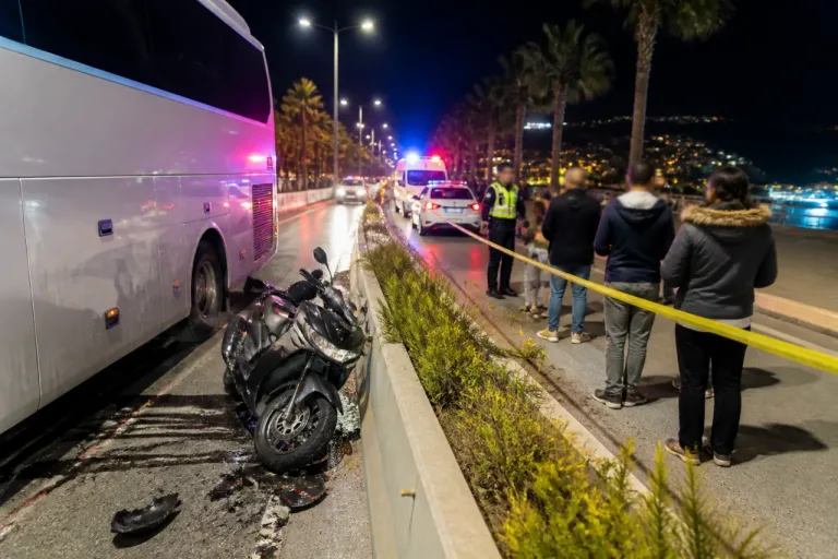 Alanya’da tur otobüsü ile motosikletin çarpıştığı kaza: 68 yaşındaki sürücü ağır yaralandı