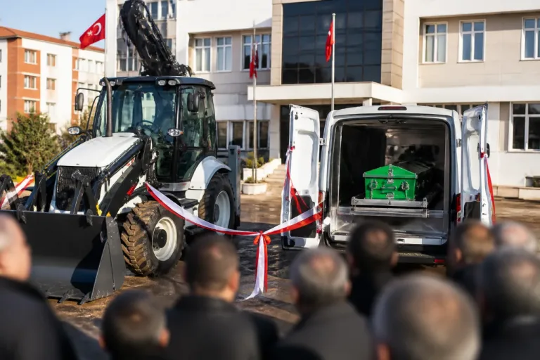 Aralık Belediyesi'ne yeni iş makinesi ve cenaze aracı hibe edildi — Aralık