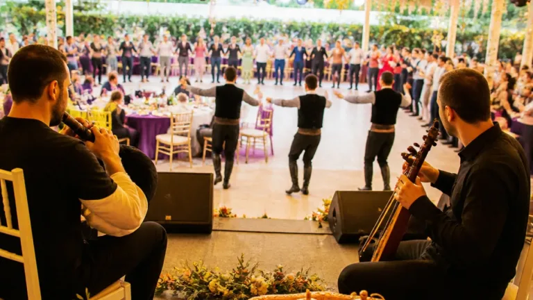 Bahçe Livane'de Gür ve Alkan ailelerinin görkemli düğünü