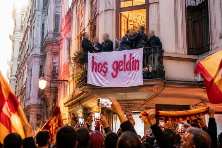 Beyoğlu'nda Başkanın Tahliyesi: Aileyle Kavuşma ve Yerel Bekleyiş
