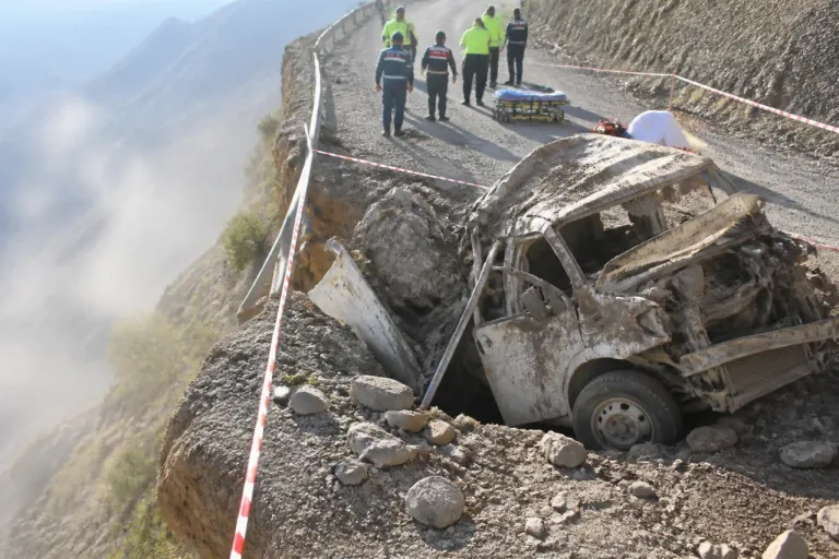 Bingöl'de kara yolunda kamyonet uçuruma yuvarlandı: 3 kişi yaşamını yitirdi