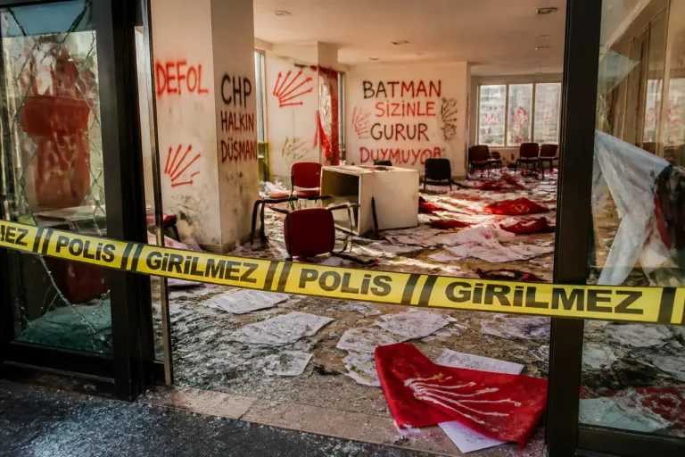 CHP Batman İl Başkanlığı’nda tahribat: Yeni atanan başkan binada hasarla karşılaştı