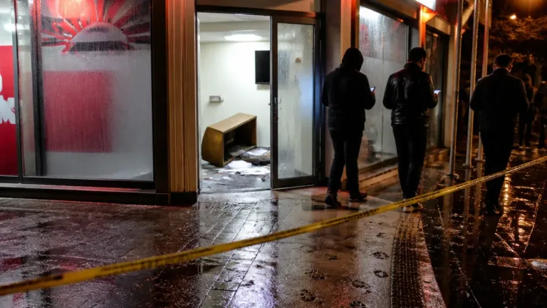 CHP İzmir’de gerilim: Başarır, Gümrükçü’yü sert sözlerle hedef aldı
