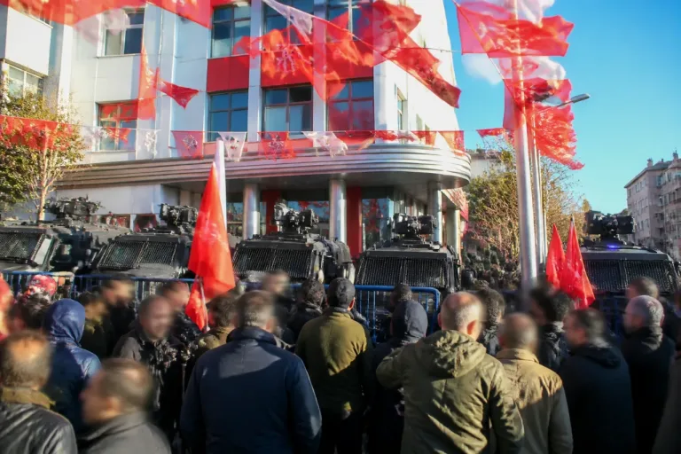 CHP'nin atadığı heyet Niğde il binasına alınmadı, gerginlik polisi sevk ettirdi