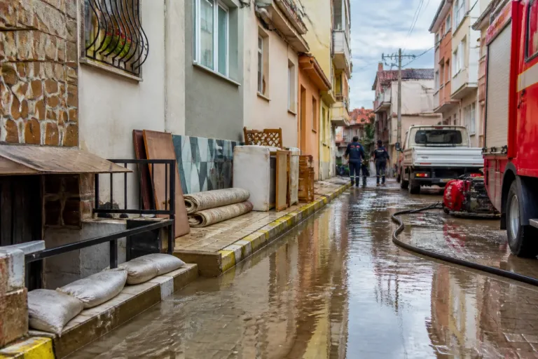 Dinar'da yoğun yağış uyarısı: su baskınlarına karşı dikkat çağrısı