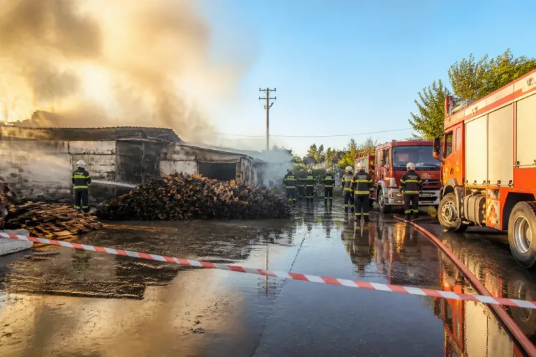 Dörtyol'da hızar atölyesinde yangın: itfaiye ekipleri müdahale etti