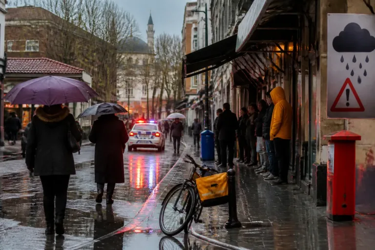 Edirne’de öğleden sonra etkili olan sağanak yaşamı aksattı