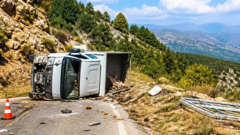 Erzincan Refahiye'de kamyonet devrildi: 1 çocuk yaşamını yitirdi, 3 kişi ağır yaralı