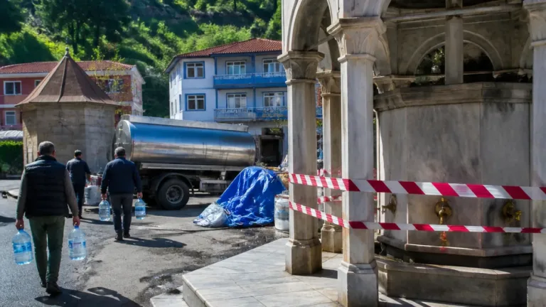 Eynesil’de kaynak çeşmeleri temizleme çalışması nedeniyle geçici süreyle susuz kaldı
