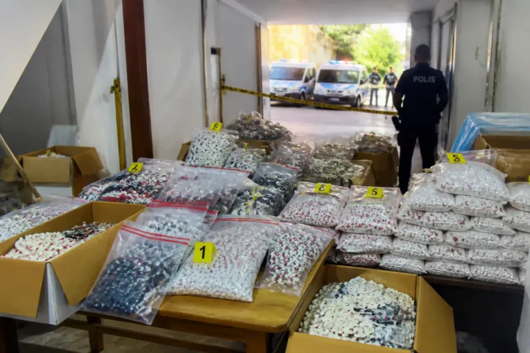 Gebze'de büyük uyuşturucu operasyonu: <strong>25 bin 500</strong> sentetik ecza ele geçirildi