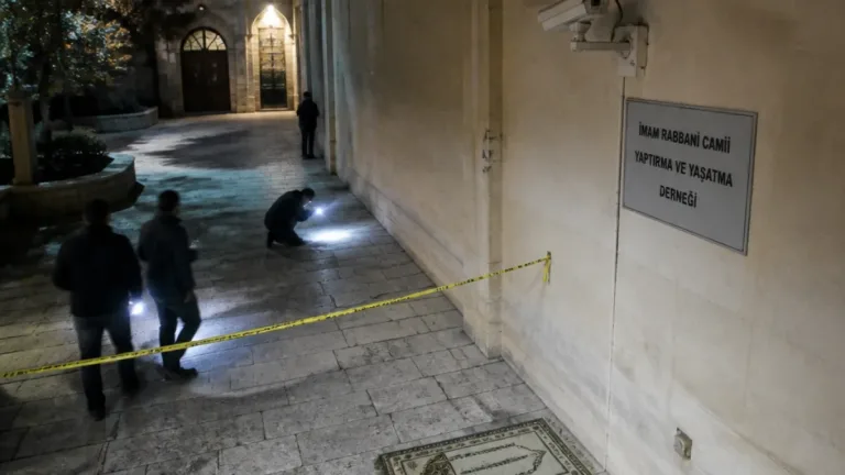 Genç sakinleri için uyarı: Cami avlusunda imam darp edildi, güvenlik kaygısı arttı