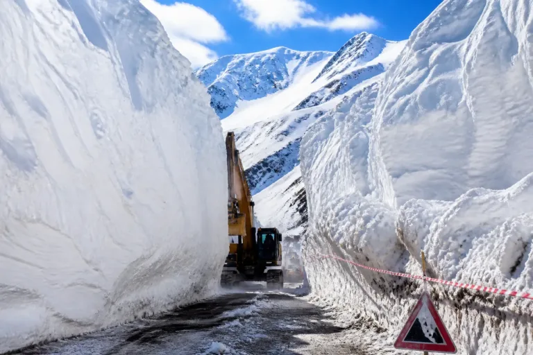 Hakkari'de Yüksekova'da temmuzda oluşan 7 metreyi aşan kar tünelleri ulaşımı zorluyor