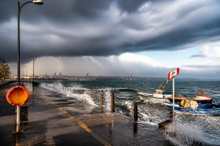 İç, doğu ve güney kesimlerde sağanak; Kuzey Ege ile Marmara’nın güneybatısında kuvvetli rüzgar bekleniyor