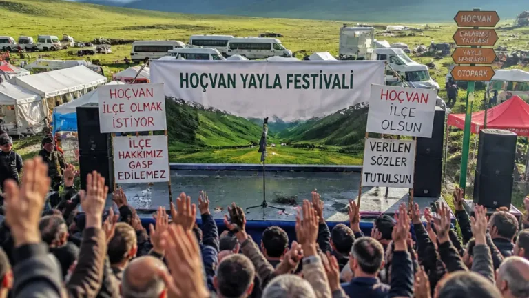 Hoçvan Yayla Festivali rekor katılımla gerçekleşti; ilçe talebi yine gündemde