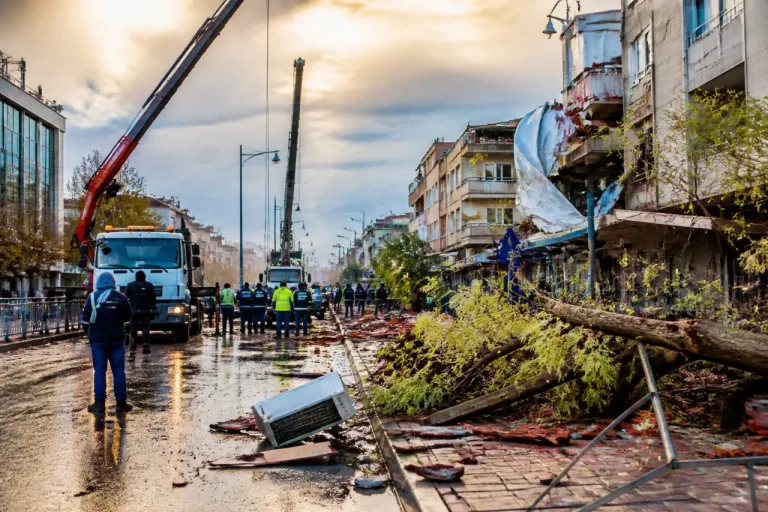 Iğdır’da akşamüstü fırtınası hayatı aksattı: çatılar ve ağaçlar zarar gördü