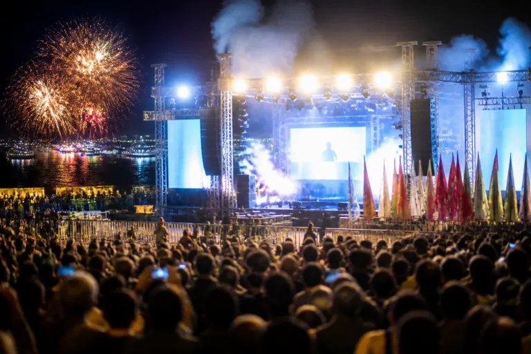 İskenderun’da Kurtuluş Festivali: Mahsun Kırmızıgül Sahneyi Doldurdu